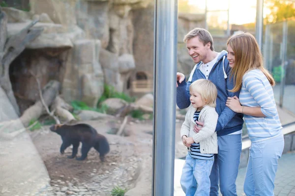 Gente en el zoológico — Foto de Stock
