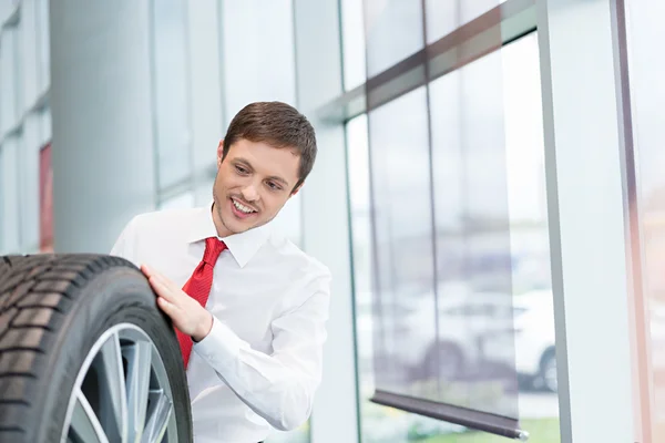 Uomo sorridente in casa — Foto Stock