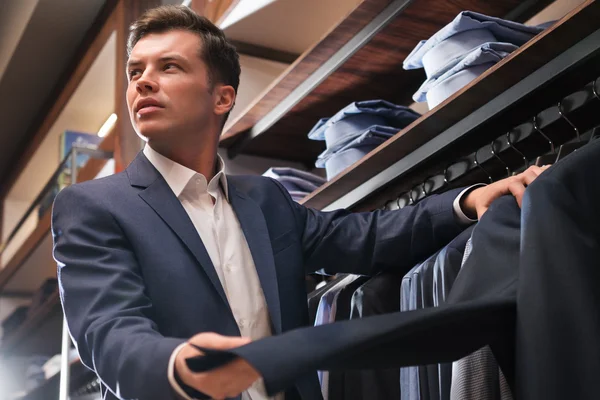 Hombre de moda en la tienda — Foto de Stock