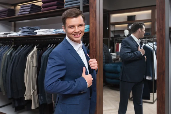 Affärsman i butik — Stockfoto