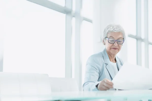 Attraktive Frau im Amt — Stockfoto