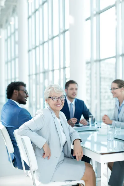 Femme d'affaires souriante au bureau — Photo