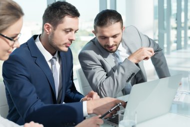 Ofiste çalışan insanlar