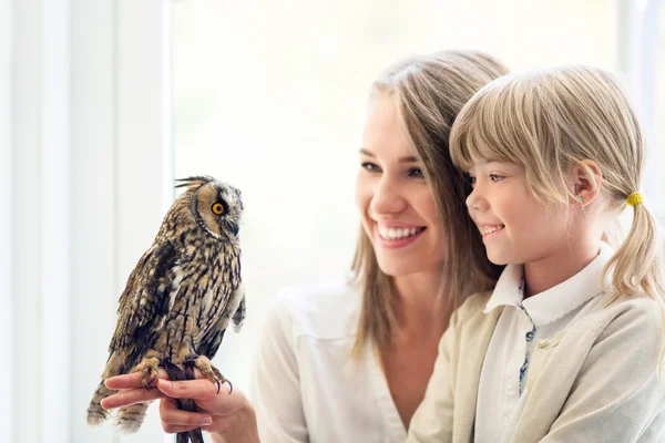 Familia con mascotas — Foto de Stock