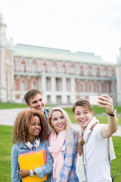 Studenten machen Selfie — Stockfoto