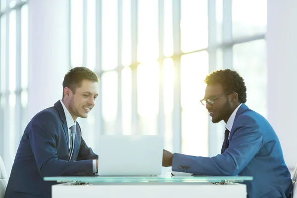 Rencontrer des gens au bureau — Photo