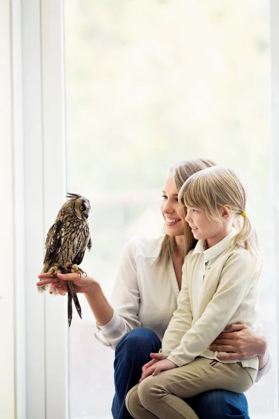 Familie im Zoo — Stockfoto