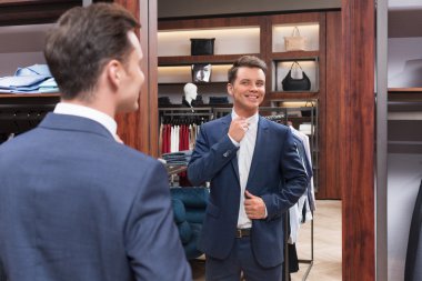 Genç adam deposundaki