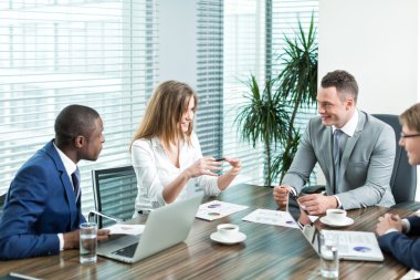 Ofiste olgun iş adamları