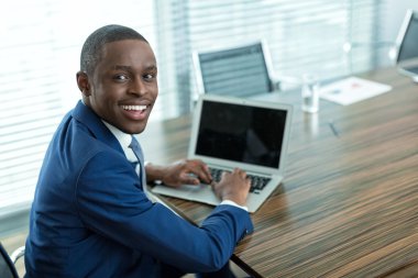 Dizüstü bilgisayarı olan iş adamı