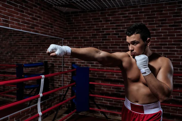 ボクシングのリングでスポーツマン — ストック写真