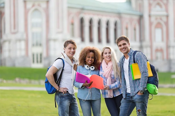 Ungdomar på campus — Stockfoto