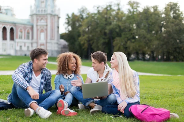 Adolescentes sonrientes con portátil — Foto de Stock