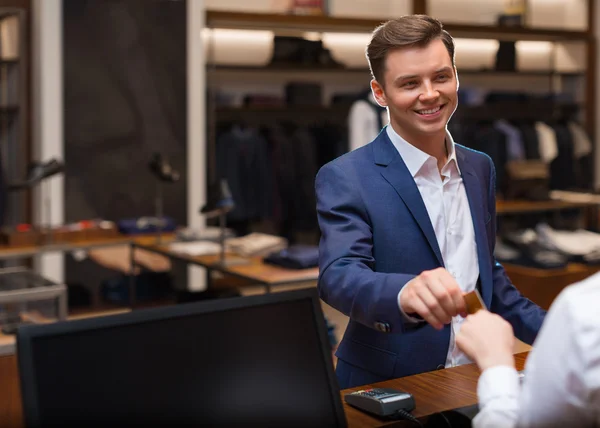 Zakenman in winkel — Stockfoto