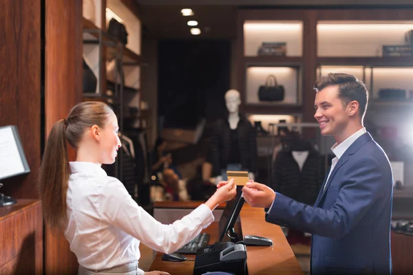 Sonriente hombre con vendedor —  Fotos de Stock