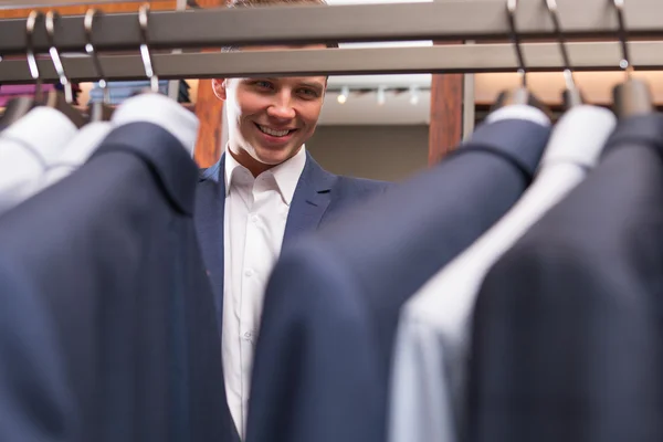 Gerente sonriente en la tienda — Foto de Stock