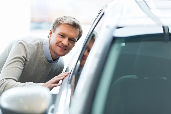 Customer with car — Stock Photo, Image