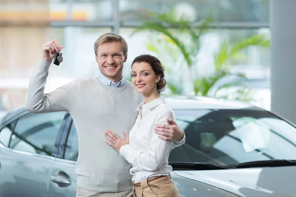 Jeune couple avec clés de voiture — Photo