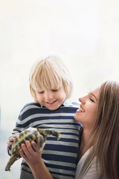 Familia con tortuga — Foto de Stock