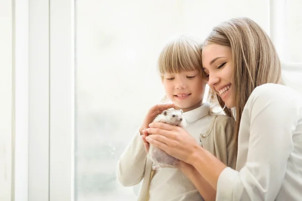 Familia con mascotas — Foto de Stock