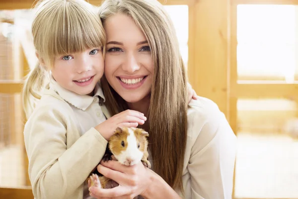 Famiglia sorridente allo zoo — Foto Stock