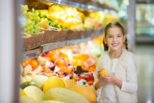 Mooi meisje in winkel — Stockfoto