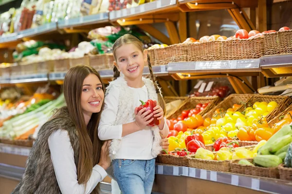 Familie kauft drinnen ein — Stockfoto