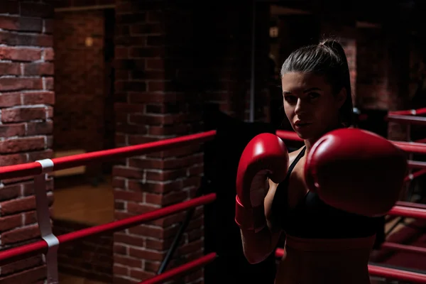 Femme active en boxe — Photo