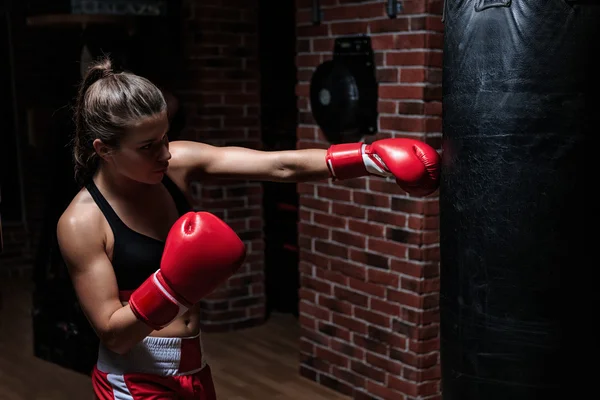 Giovane donna con i guanti da boxe — Foto Stock