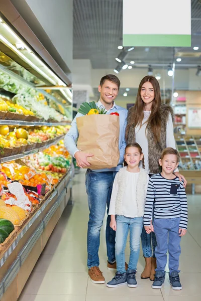 Familie in winkel — Stockfoto