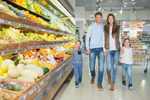 Lachende familie in winkel — Stockfoto