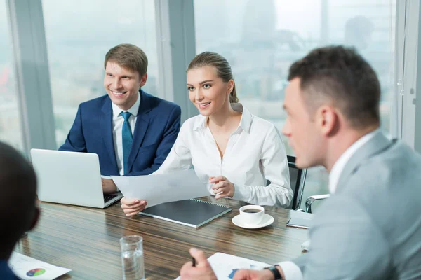 Rencontrer des gens au bureau — Photo