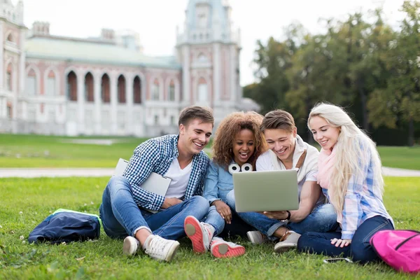 Personas en la universidad — Foto de Stock