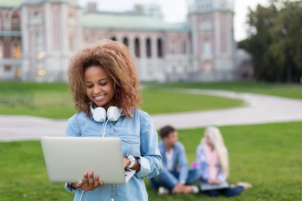 Estudante feliz com laptop — Fotografia de Stock