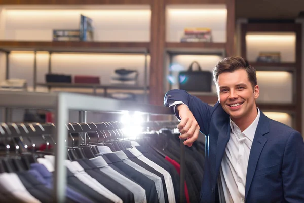 Sorrindo homem dentro de casa — Fotografia de Stock