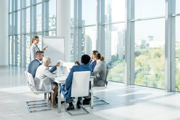 Hommes d'affaires à l'intérieur — Photo