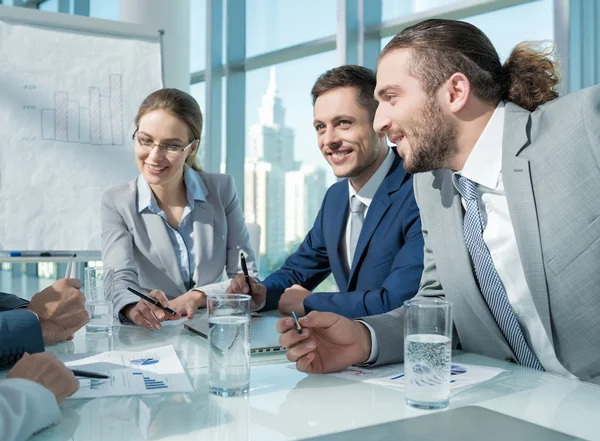 Empresários dentro de casa — Fotografia de Stock