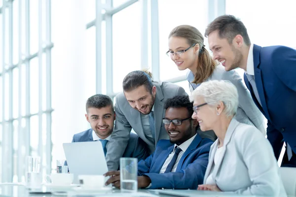 Lächelnde Menschen im Amt — Stockfoto