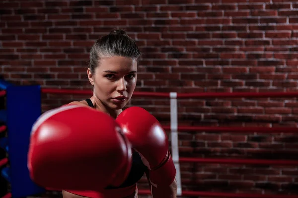 Fitness donna sul ring di boxe — Foto Stock