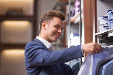 Mağaza genç müşteri