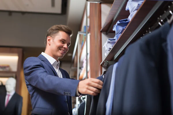 Joven empresario en la tienda — Foto de Stock