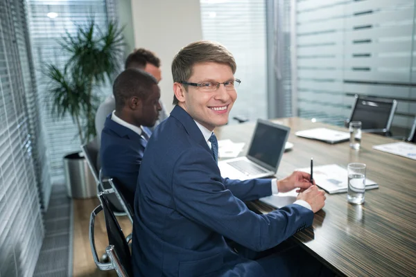 Mensen te ontmoeten in kantoor — Stockfoto