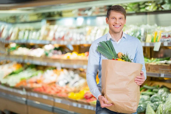 Homme souriant en magasin — Photo