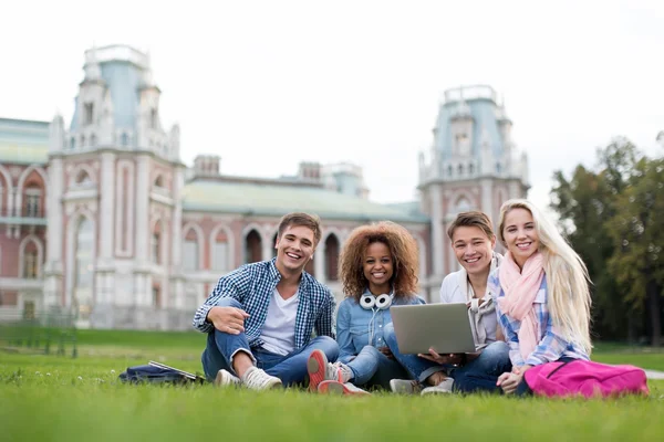 Estudantes com laptop — Fotografia de Stock