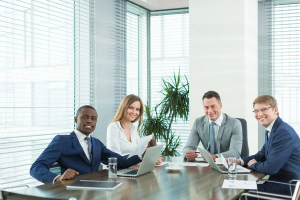 Teamwork in office — Stock Photo, Image