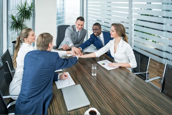 Ofiste gülümseyen insanlar