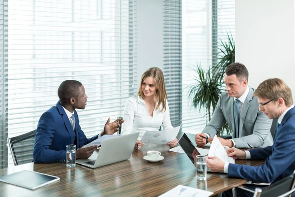 Socios comerciales en la oficina — Foto de Stock