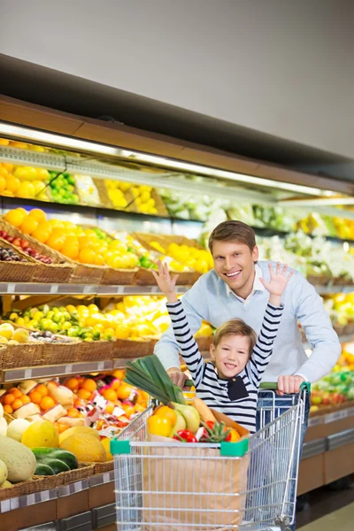 Familie winkelen met kar — Stockfoto