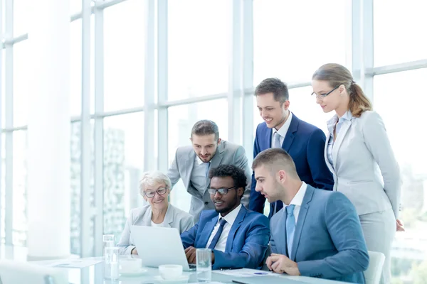 Menschen mit Laptop — Stockfoto