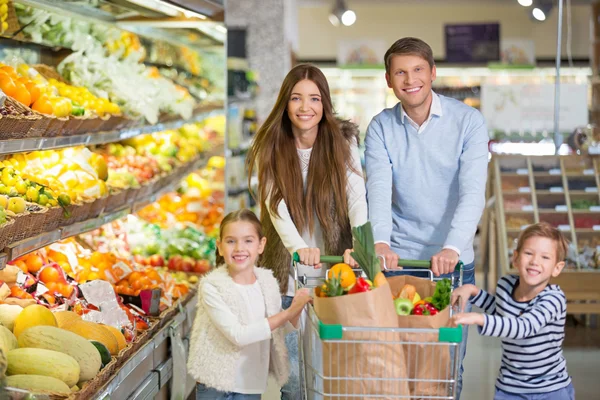 Familj med vagn — Stockfoto